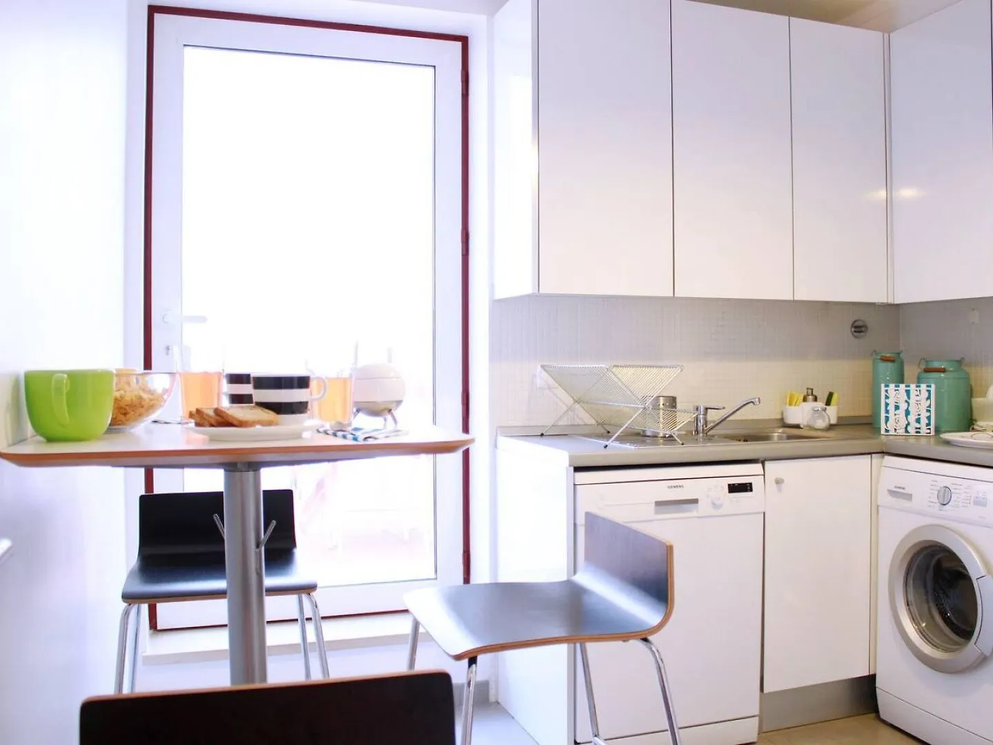Joivy Modern 1-Bed Apt With Terrace, Moments From Sao Bento Palace Lisboa 0*,