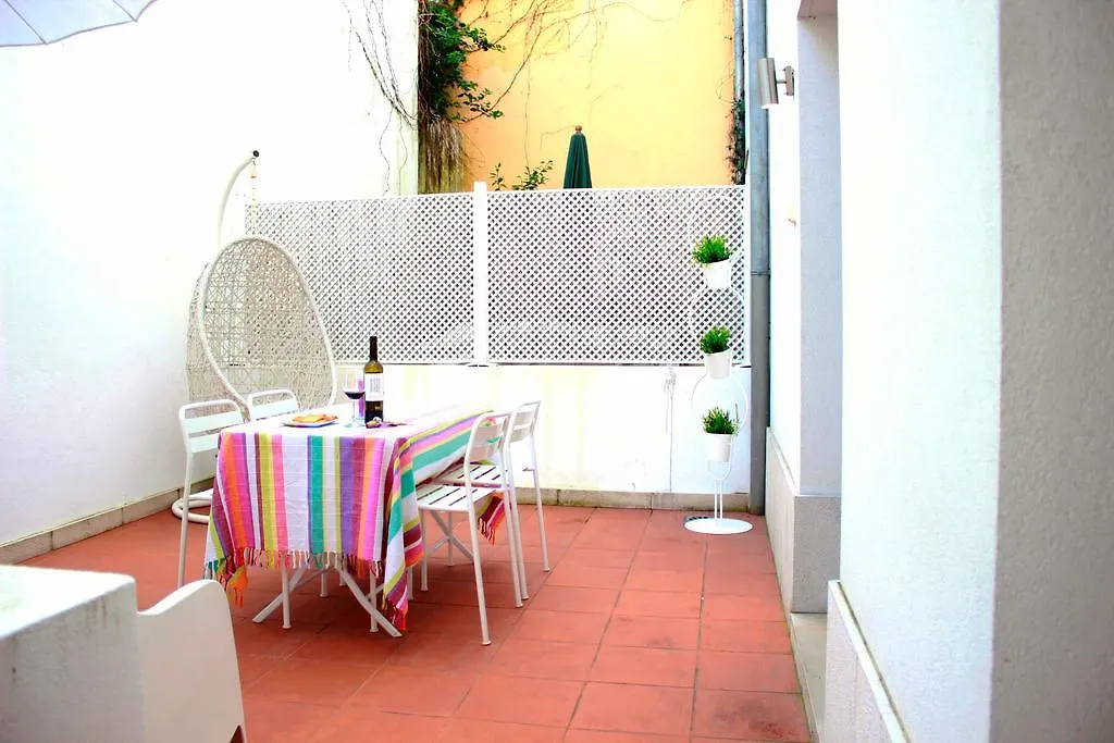 Joivy Modern 1-Bed Apt With Terrace, Moments From Sao Bento Palace Lisbon