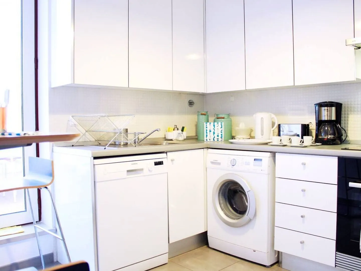 Joivy Modern 1-Bed Apt With Terrace, Moments From Sao Bento Palace Lisbon 0*,