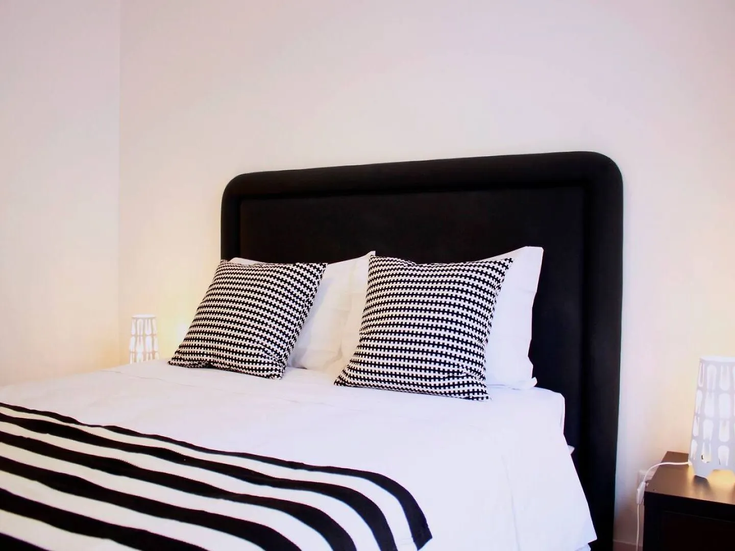 Joivy Modern 1-Bed Apt With Terrace, Moments From Sao Bento Palace Lisbon Apartment
