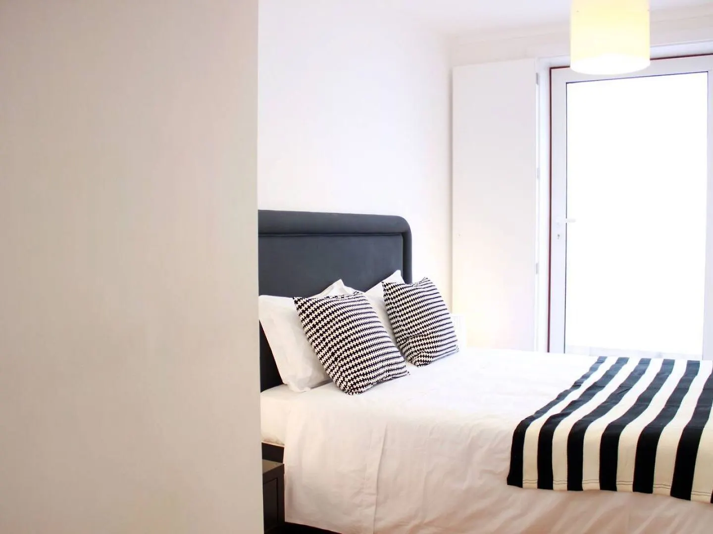 Joivy Modern 1-Bed Apt With Terrace, Moments From Sao Bento Palace Lisbon