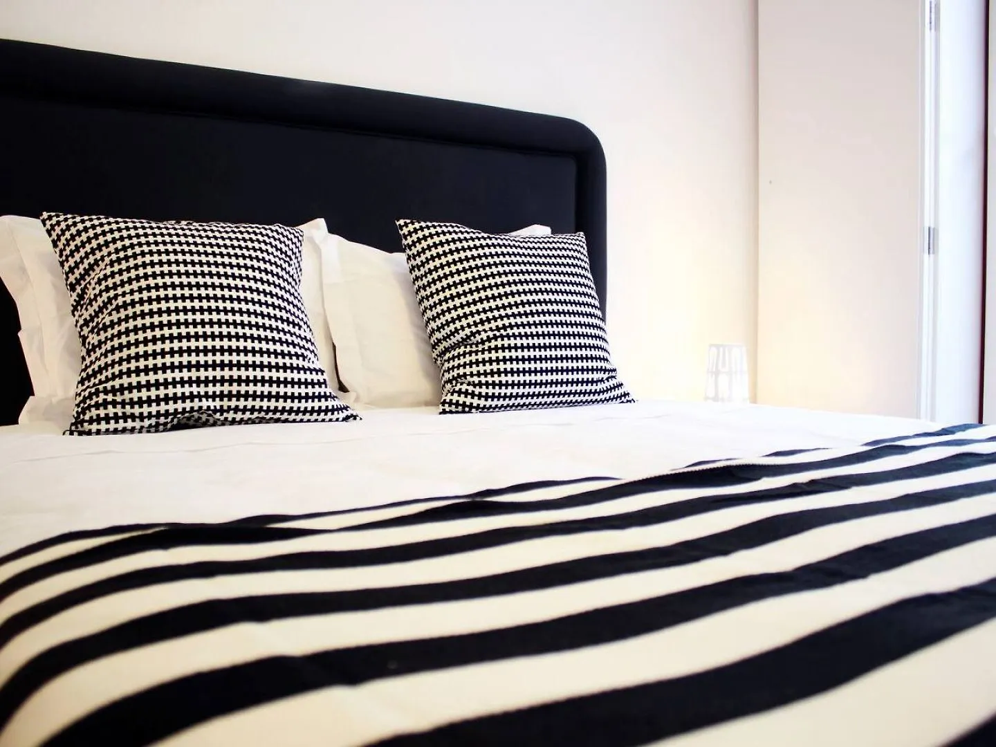 Joivy Modern 1-Bed Apt With Terrace, Moments From Sao Bento Palace Lisbon