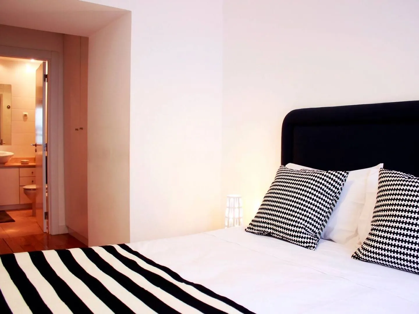 Apartment Joivy Modern 1-Bed Apt With Terrace, Moments From Sao Bento Palace Lisbon